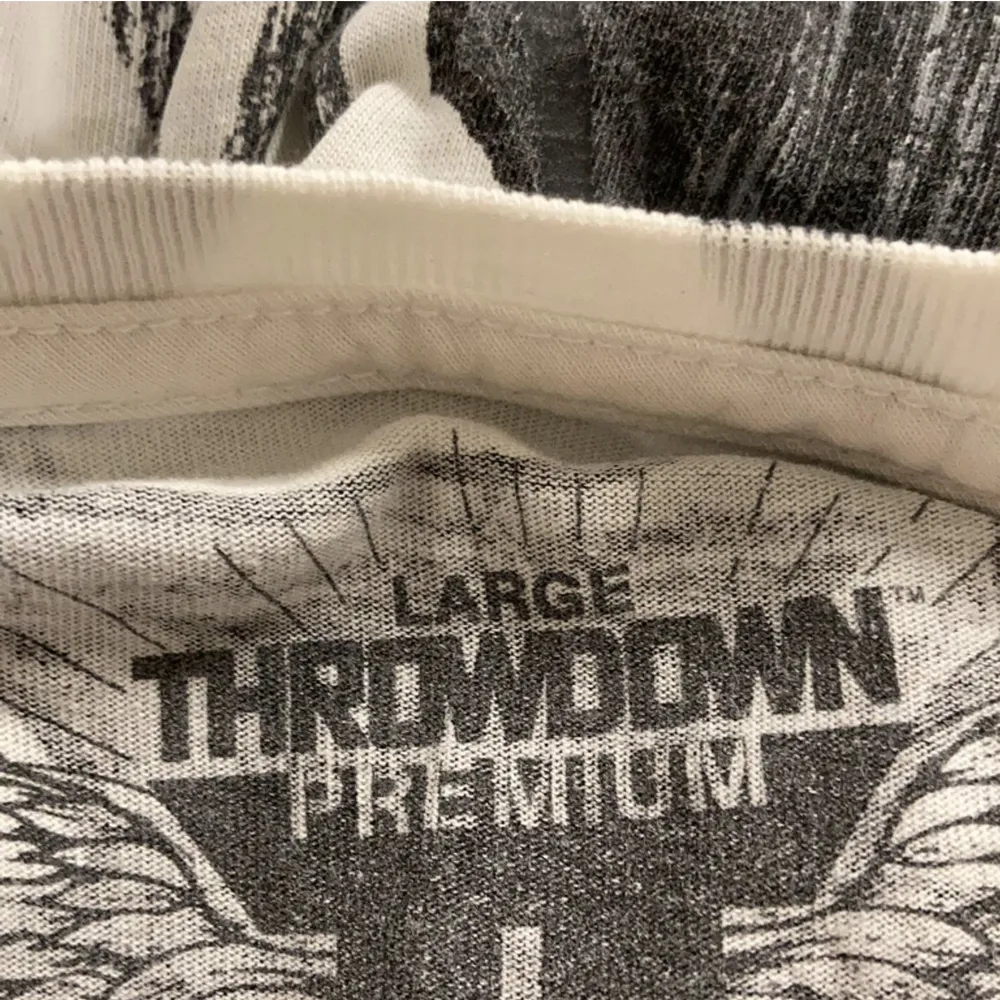 Throwdown tisha i storlek Large som säljs då den in andvänds mer. T-shirts.
