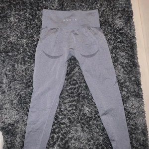 NVGTN TIGHTS - Ett par supersnygga ljusgråa tights från nvgtn. Knappt använda så är i väldigt bra skick! 