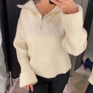 Stickad tröja ifrån Bikbok - Stickad tröja ifrån Bikbok. I storlek Xs/S passar en M. Köpt för 500 säljer för 170 frakt. Använd fåtal gånger! Pris kan diskuteras. 🩷🩷