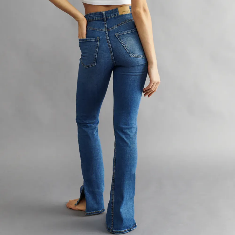 Från Ginatricot, helt nya med slits (prislappen på). Jeans & Byxor.