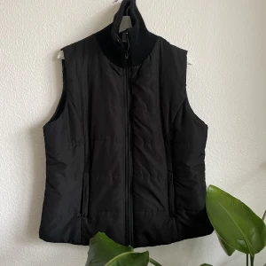 Svart väst  - Väst med hög krage! Fint skick🖤