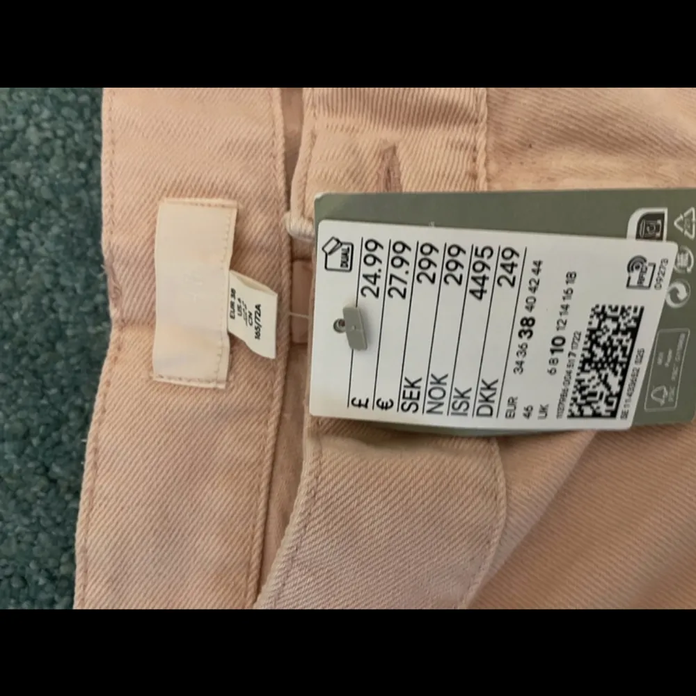 It’s more like a peachy color brand new with tag from h&m original price 300. Jeans & Byxor.