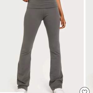 Säljer dessa gråa lågmidjade yoga byxor från Nelly då de är liiite för långa på mig. Strl S  ❤️❤️❤️  HAR LAGT UPP EN NY ANONS FÖR GRATIS FRAKT!!!!