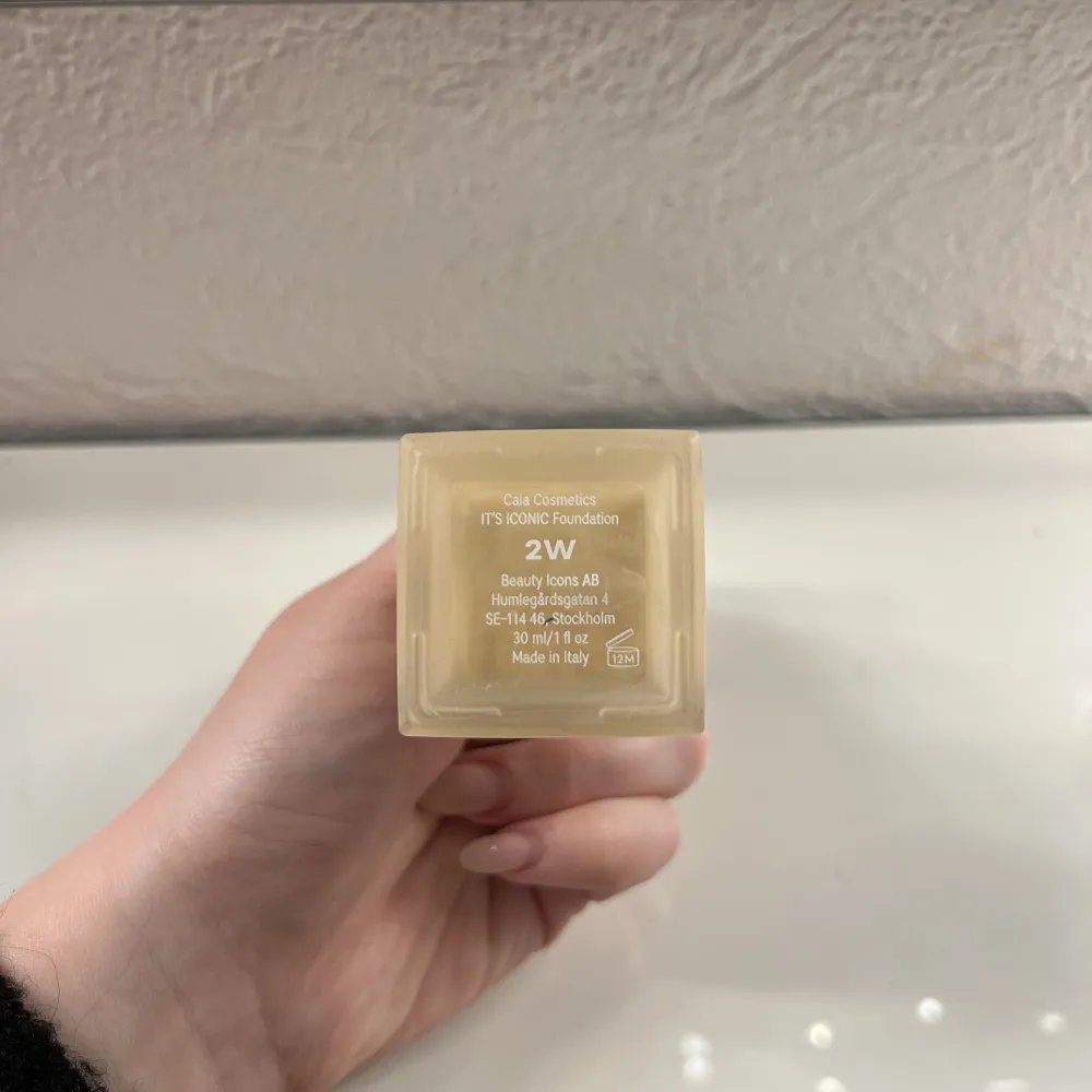 Ögonfransböjare från Caia - använd men i full funktion🧡 Ordinerade pris: 155kr🍂 Mitt pris: 100kr🔆 Deras ”ITS ICONIC FOUNDATION” i 2W - skulle uppskatta 60-70% kvar🙌🏻 Ordinerade pris: 325kr🍂 Mitt pris: 150kr. Asusteet.