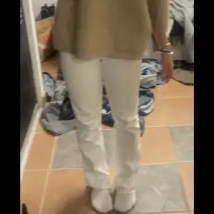 Low/midrise jeans från Tommy hilfiger superfint skick och sitter så bra. Jag har klippt av dem vid foten för att de ska vara lagom långa på mig🤍🤍