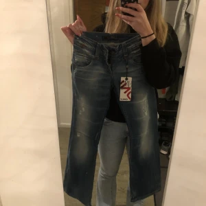 ONLY low jeans - Ett par low waisted jeans ifrån ONLY, var tyvär för små på mig.  W 26, L 34. Passar bra på långa. Nypris 799kr💕