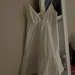 Zara klänning - Säljer denna klänningen från zara! Helt okej skick och använd 2-3 gånger. Köparen står för frakt 