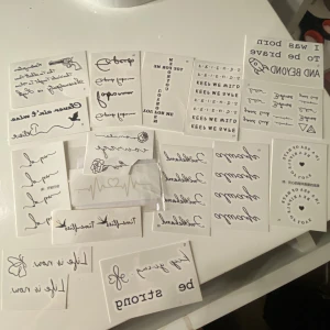 Tatueringar  - Jättefina tatueringar . Från shein. Sitter fast jättebra . Håller ett par veckor. Och ser äkta ut . 5 till 10 kr för varje tatuering . 