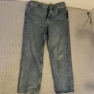 Weekdays galaxy loose jeans i storlek 29/30. Sparsamt använda🤝