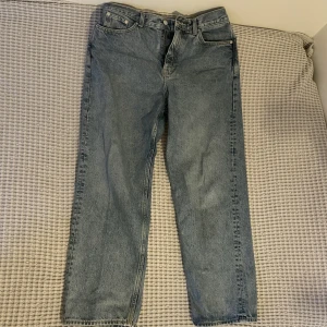Galaxy jeans - Weekdays galaxy loose jeans i storlek 29/30. Sparsamt använda🤝