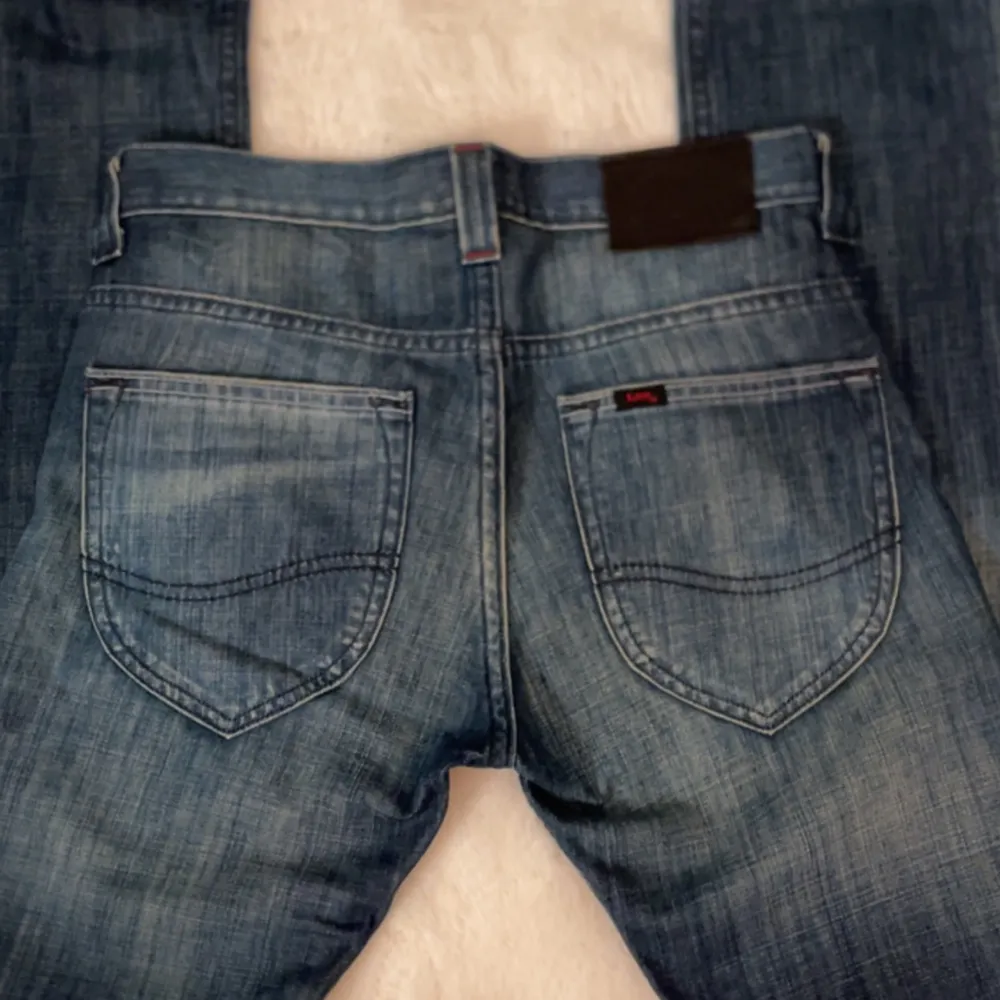 säljer mina lowwaist straight vintage jeans från lee pga kommer ej till användning längre. som ny. (köpare står för frakt)💕(lite stora i midjan)jag är 167 som referens . Jeans & Byxor.