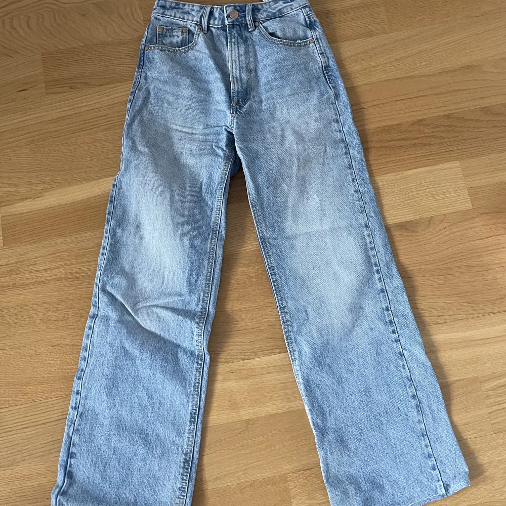 Högmidjade, vida jeans från stradivarius, storlek 32. Uppsydda, skriv för mått. Jeans & Byxor.