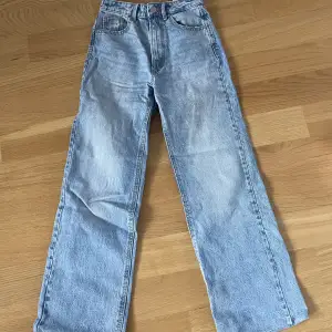 Högmidjade, vida jeans från stradivarius, storlek 32. Uppsydda, skriv för mått