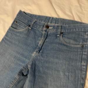 Snygga blå Cheap Monday jeans från 2000-talet. De är i gott skick!