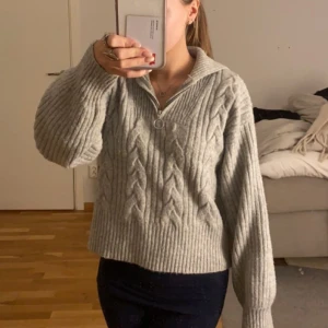 Stickad tröja - Väldigt fin tröja från Monki. Inte använt många gånger och den är i väldigt bra skick!! Kontakta mig innan du trycker på köp nu. Pris kan diskuteras.