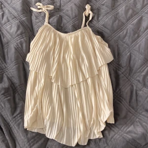 Topp från H&M - Denna jättesöta topp från H&M säljer jag då den tyvärr är lite för stor för mig!💕I verkligheten är den en blandning av vit och beige. Köparen står för frakten.