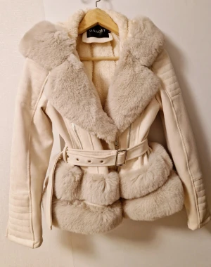 Vinterjacka - Underbar vinterjacka som är i perfekt skick.❤️ Har använt den endst 3 gånger. På jackan står det storlek L, men den är mindre och passar bättre för någon i storlek S-M. Pris kan diskuteras vid snabbt köp❤️