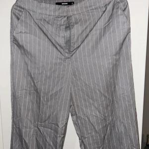 Kostymbyxor  - Från bikbok, använd fåtal gånger, st 40, mellanmidja-högmidjade 