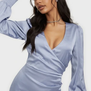 Klänning Nelly - Säljer denna superfina klänningen köpt hos Nelly! Helt oanvänd, storlek S. Skriv privat så skickar jag gärna fler bilder på klänningen <3