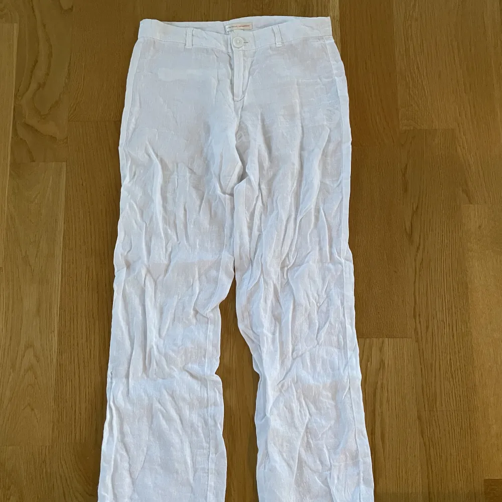 Ett par vita lågmidjade linnebyxor från Gina tricot young (använda 1 gång). Jeans & Byxor.