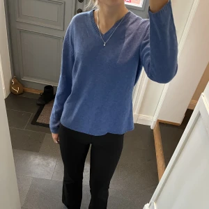 Blå stickad tröja från Woolmark blend - Blå stickad tröja i storlek S. 70 procent ull. Den har en lagning på ena armen (sista bilden) men det är inget som märks. Säljer även byxorna! Använd gärna köp nu!