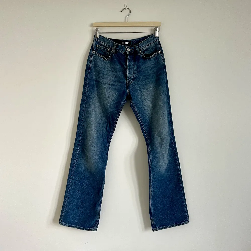 Säljer nu den eftertraktade blåa färgen Hope Rush Denim i W27. Normala i storleken och sällan använda. För referens är jag 170.. Jeans & Byxor.