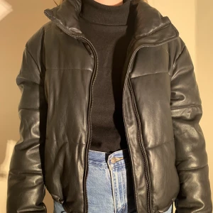 Varm och mysig puffjacka från Pull & Bear!  - Använts en vinter sedan tyvärr ej kommit till användning. I gott skick! 