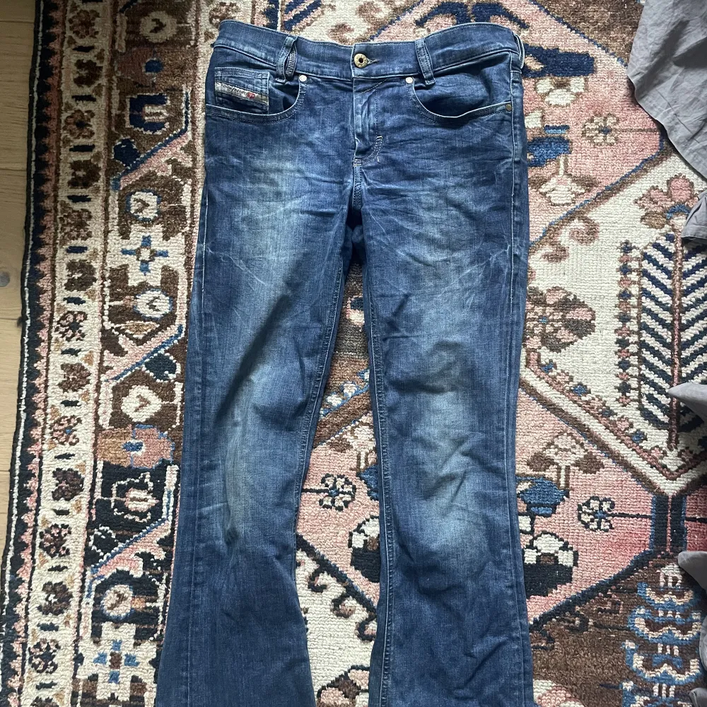 Så snygga lågmidjade disel jeans!! Bra skick och inga slitage. Kostar 1,800kr nya säljer för 800kr. W28 L30, passar mig som har 34 o 36 i jeans. Bootcut o långa i benen.. Jeans & Byxor.