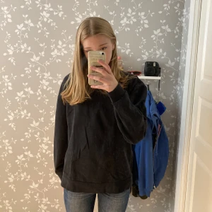 Svart sweatshirt  - Svart sweatshirt från lager 157. Köpt secondhand men ändå i bra skick. 