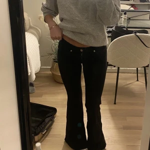 Lågmidjade jeans  - Lågmidjade jeans i nytt skick, oanvänd från WEEKDAY