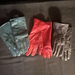 Damhandskar - 3 par handskar. De röda är strl 6 och de andra 7. Säljes i ett paket.