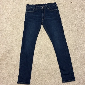 Marinblåa gant jeans  - Sällan använda, bra skick och har även spänne i midjan.