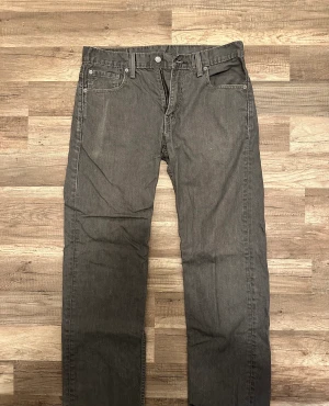Levis jeans - Säljer nu mina Levis jeans då de är för små. Strl 32/34 men mer som 32/33 då de är förkortade. Gjorts på ett skrädderi så man märker ingen skillnad.