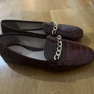 Bruna loafers från provoq märke köpte för 250 kr   Vill sälja för 100 kr   Knappt använde den 