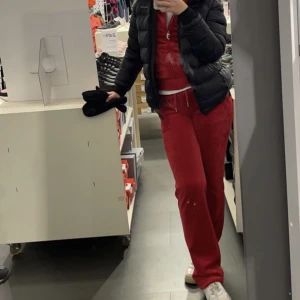 Rött juicy sett  - Rött juicy sett som är i ett nytt skick då jag knappt använt det. 