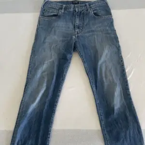 Armani jeans original jette fina jeans utåt kastade vid fötterna nere storlek 30  Kan gå ner i pris vid sabb affär 