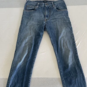 Armani jeans  - Armani jeans original jette fina jeans utåt kastade vid fötterna nere storlek 30  Kan gå ner i pris vid sabb affär 