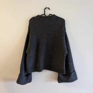 Ny & oanvänd tröja, loose fit (nypris 369:-). Glömde returnera i tid så testar sälja den vidare istället. 🌸