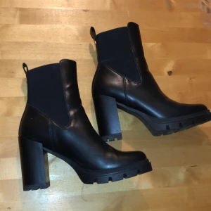 Svarta stövletter - Svarta klassiska stövletter. Höga skaft med resår. Använda en gång men rena och fina. Insåg att dem var för höga för mig.
