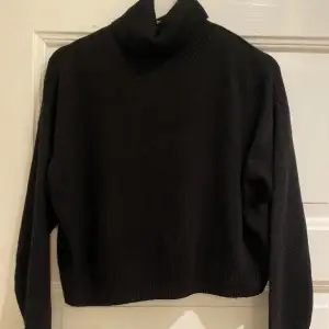 Säljer denna svarta stickade poli tröjan från hm (divaded) den är i väldigt fint skick. Skriv för mer info eller bilder