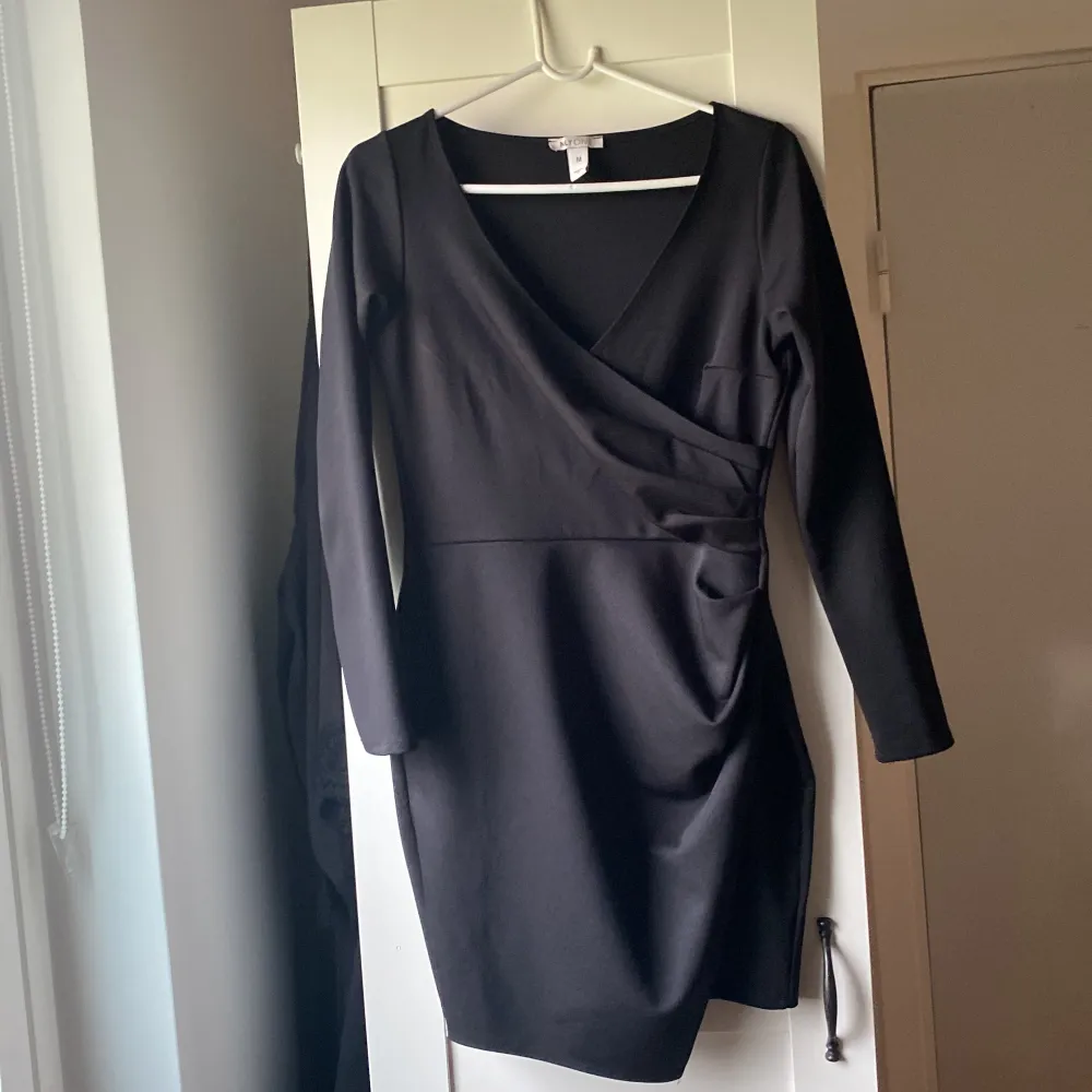 Långärmad Wrapklänning i svart. Bara att fråga om du vill ha fler bilder☺️. Klänningar.