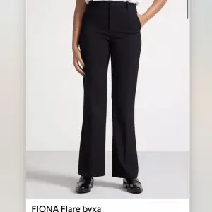 Kostymbyxor från Lindex i modellen ”Fiona flare” har både 40 och 42, glömde skicka tillbaka. Har endast använt byxorna i storlek 42 en gång så dem är i nyskick. 40 är aldrig använda