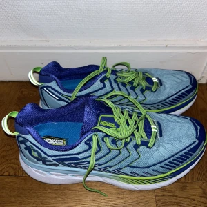 Hooka skor - Löparskor från hooka. Aldrig använda, rätt små i storleken