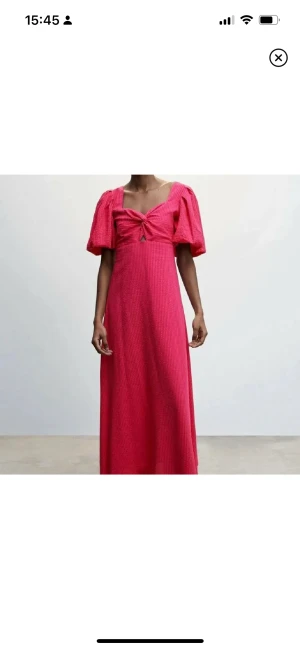 Somrig klänning - Somrig klänning som endast använd en gång! Sköljer för att den inte kmr till anvönding :(