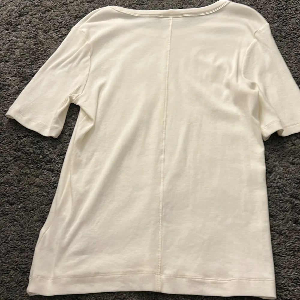 Superfin vit T-shirt från ginatricot i skönt material🤍 Storlek XL då den egentligen ska sitta tajt men funkar som en vanlig T-shirt i storlek S/M🤍Som ny🤍. T-shirts.