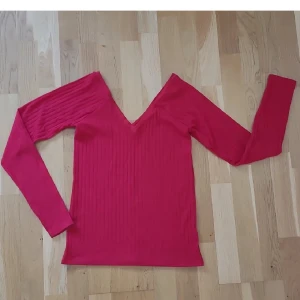 Topp - Jättesöt topp från Zara i storlek M. Perfekt nu till julen! Kan fraktas men köparen står för frakten 💕
