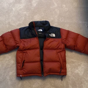 The North Face Nuptse Jacka - The North Face Nuptse Jacka i bra skick. Använd än vinter. Litet märke längst ner på jackan men knappt synligt, annars inga märken. 