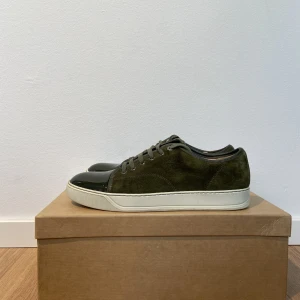 Lanvin Captoe grön - Säljer nu dessa stilrena och perfekta gröna Lanvin captoe till hösten. Skorna är i storlek 8 och har inget OG. 8/10 flaws på lädret vid hälen 2749kr Tveka inte på att höra av dig vid eventuella frågor!