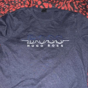 Hugo boss tröja, limited edition (Portugal) - Den är i nytt skick, använts 3 ggr.  Storlek L, men passar perfekt på M. 