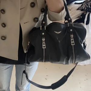 Zadig väska - SUPER snygg i perfekt storlek. Rymmer väldigt mycket!!💓💓säljer pågrund av att jag har för många väskor!! Lite sliten som man ser på sista bilden men inget man märker mycket!!❤️sicka för fler bilder på slitningarna! Annars jätte bra sick!! 100% äkta